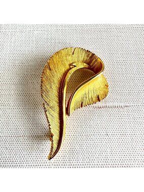 1968 Sarah Coventry Feather-Brite Gold Tone Leaf Brooch 2.25" x 1.25"